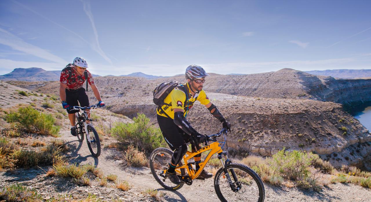 在绿河之外绿河体验山地骑行，欣赏壮丽美景