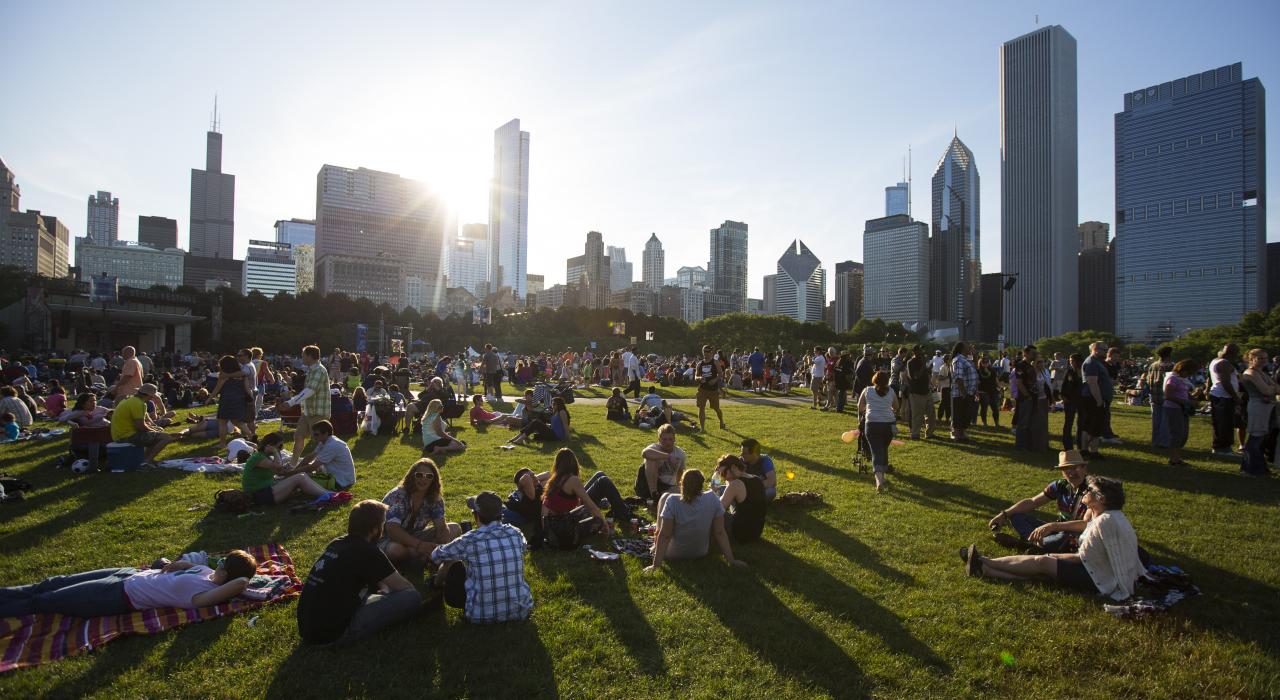 在格兰特公园的草坪上悠闲地欣赏芝加哥蓝调音乐节表演