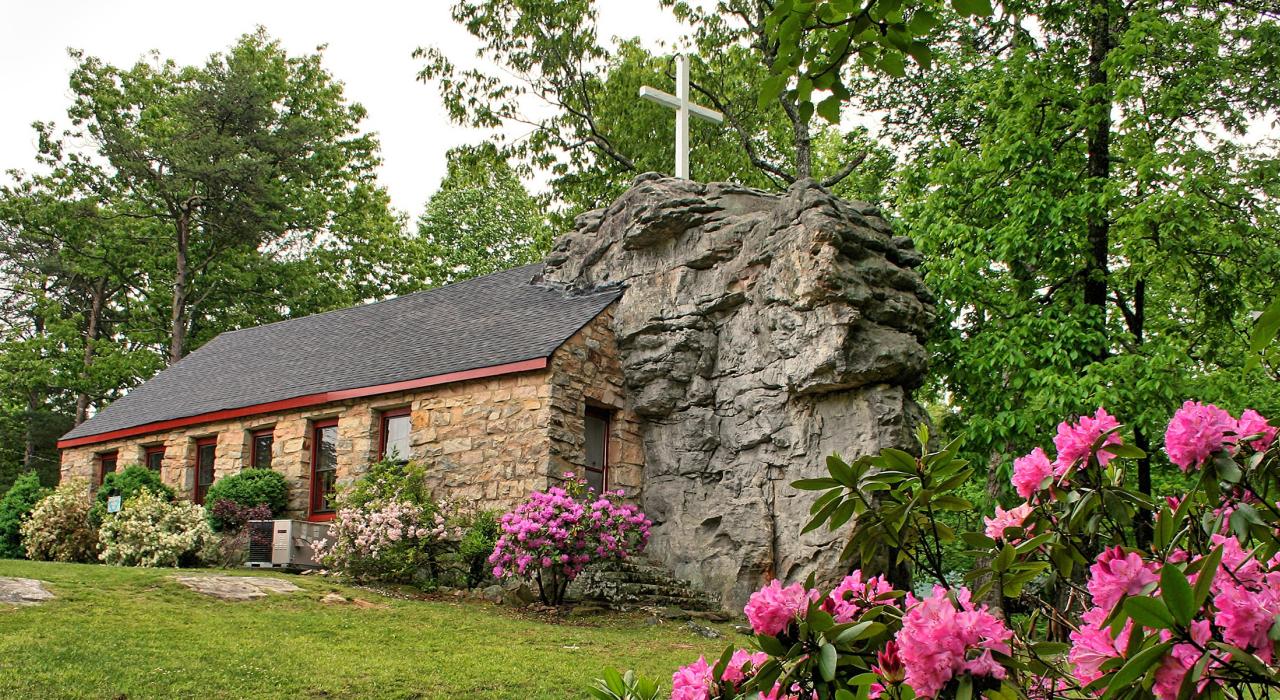 La Sallie Howard Memorial Chapel, construida en una roca en Mentone
