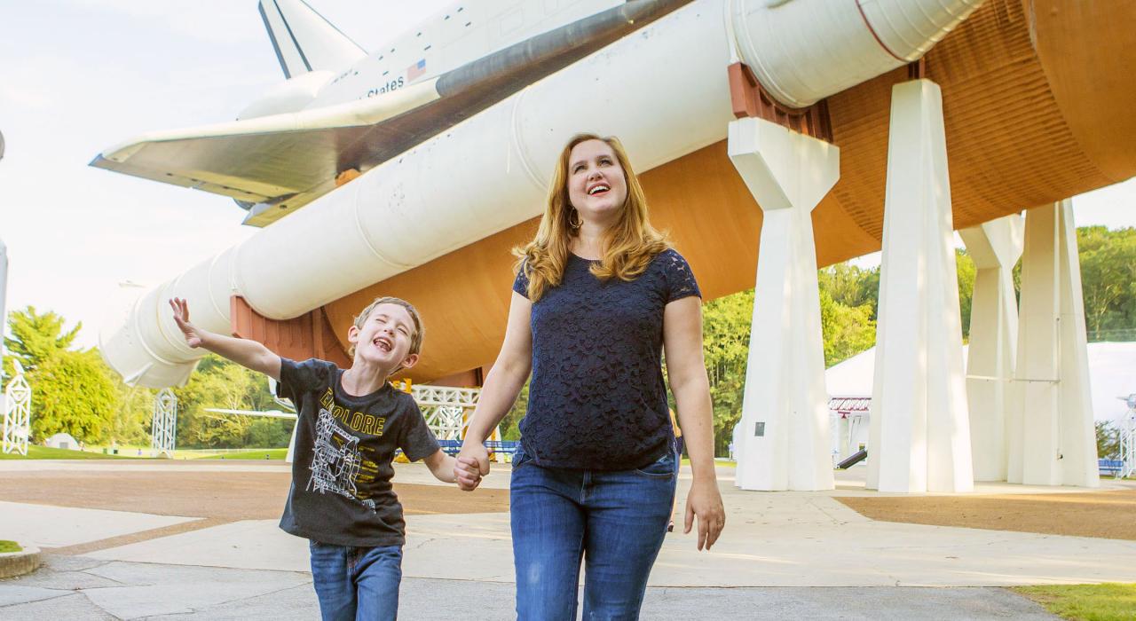 探索位于阿拉巴马州亨茨维尔 (Huntsville) 的美国宇航及火箭中心 (U.S. Space and Rocket Center)