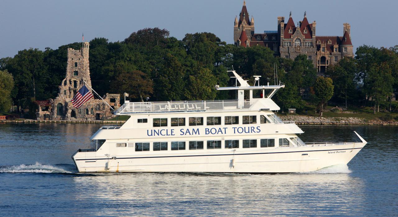 乘游轮悠闲地欣赏古老的城堡和茂盛的森林