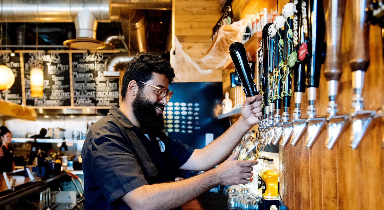 在 Jolly Pumpkin Detroit Pizzeria & Brewery 酒吧倒一杯手工麦芽啤酒