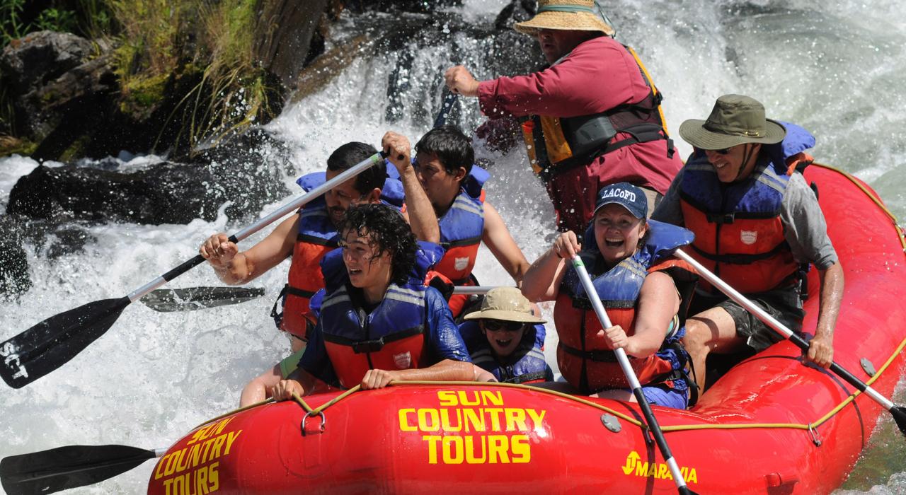 在俄勒冈州中部的湍急河流中享受白水嬉浪的刺激