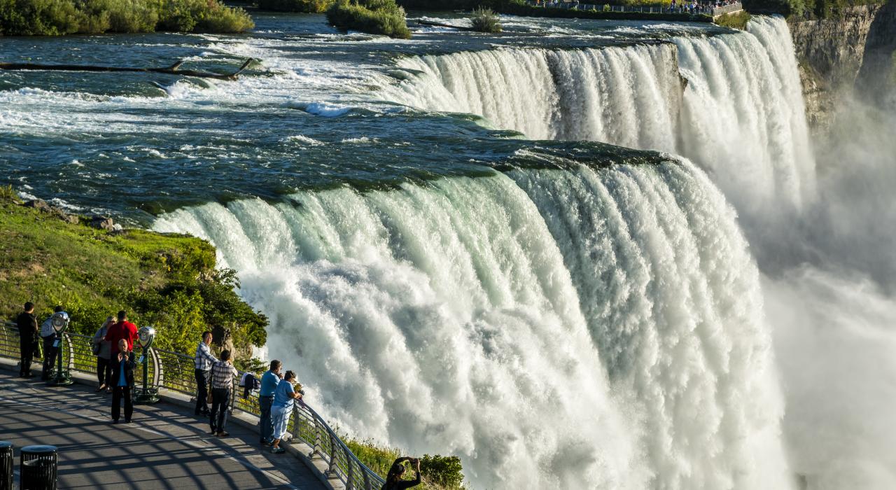 一群人从观景台上欣赏气势磅礴的尼亚加拉大瀑布