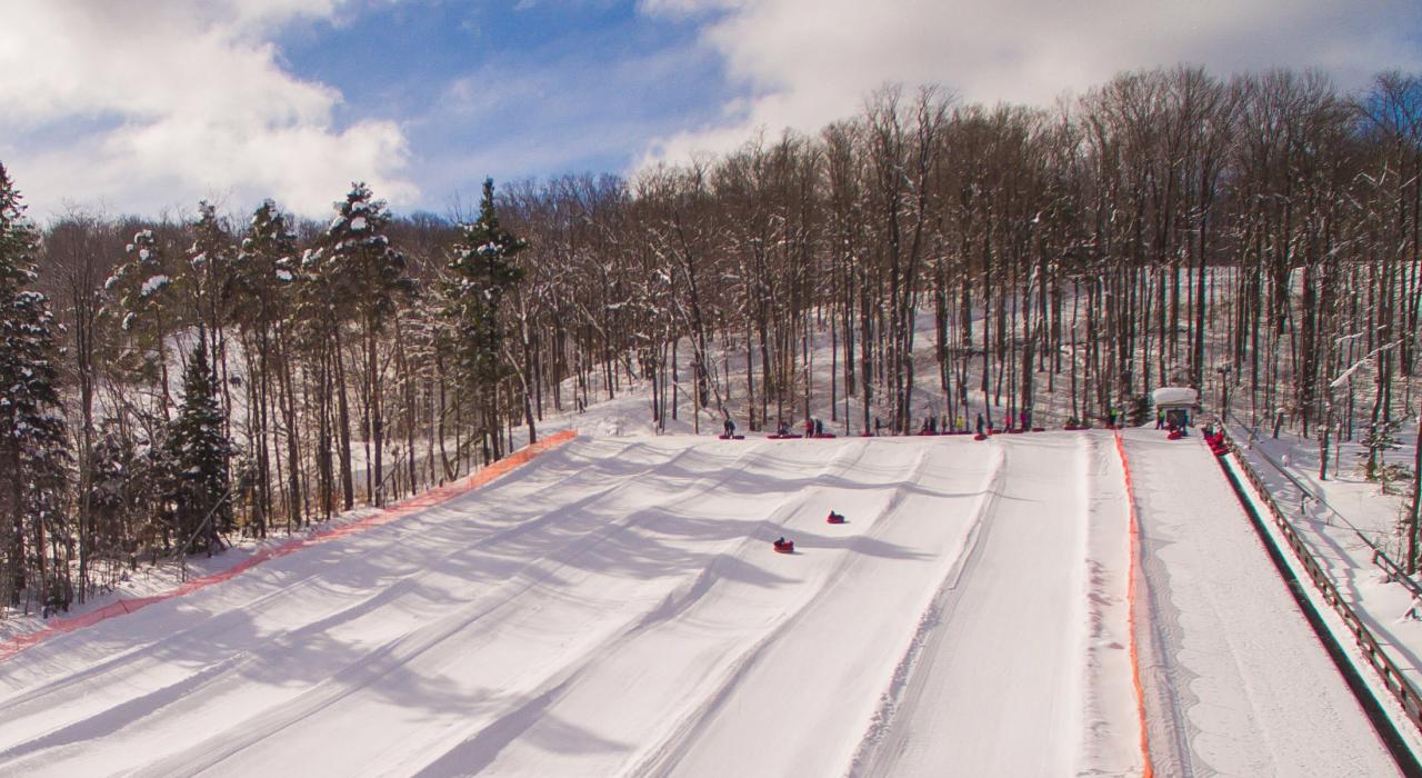 纽约州肖托夸-阿勒格尼地区皮肯峰度假村的雪胎滑道