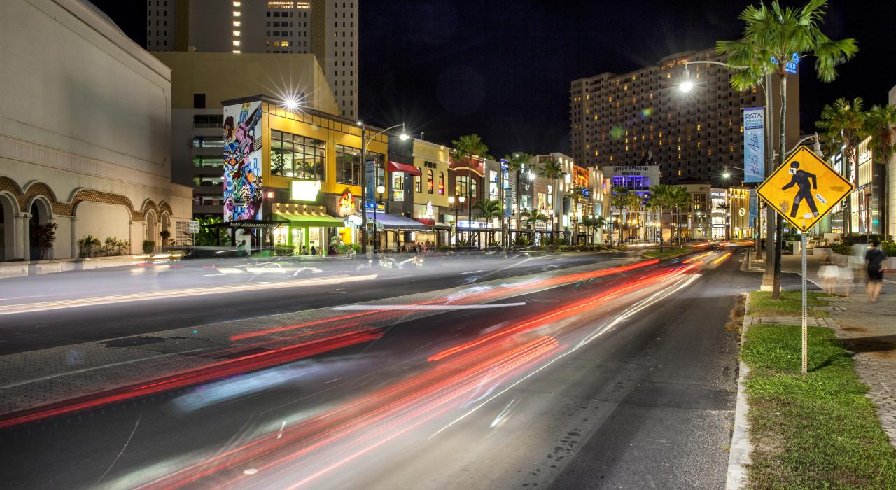 Calles coloridas llenas de restaurantes, tiendas y lugares para disfrutar de la vida nocturna