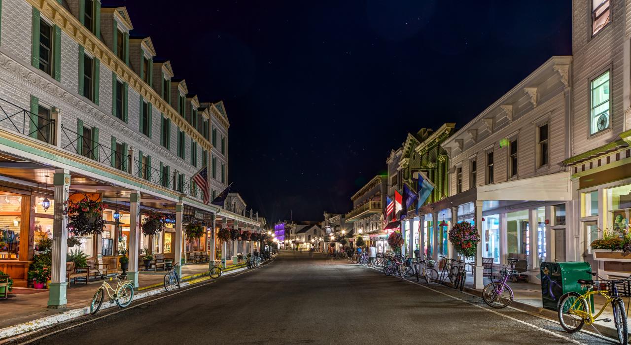 夜幕下大街上摆满的自行车