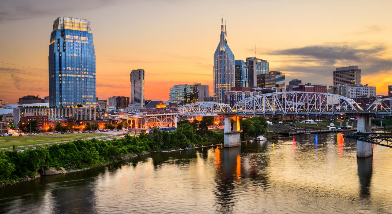 俯瞰田纳西州纳什维尔的天际线