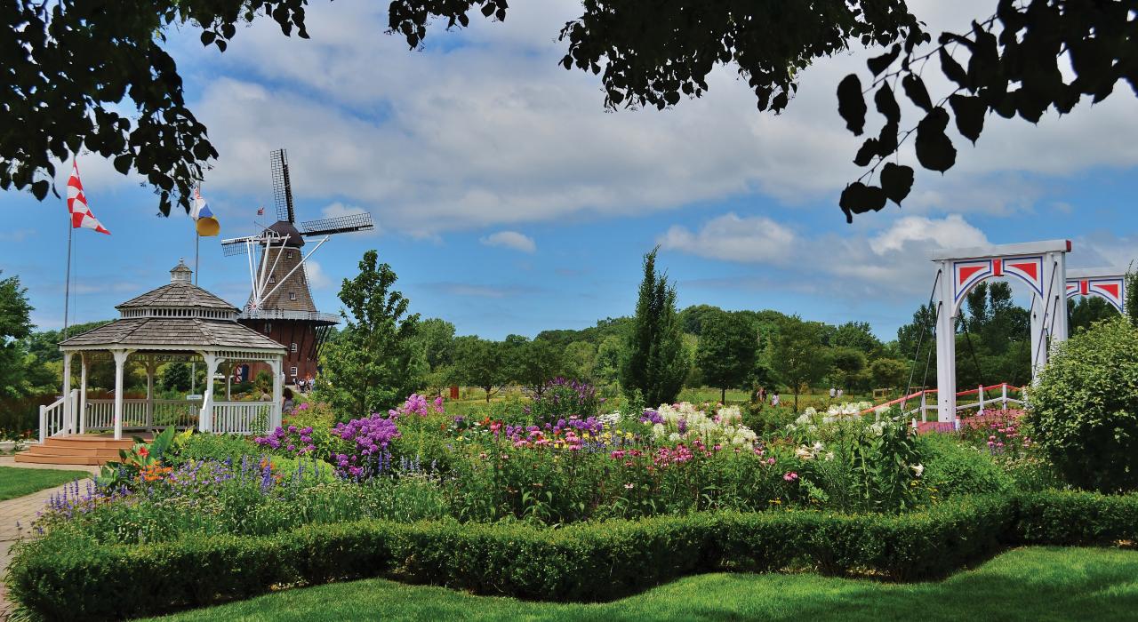 윈드밀 아일랜드 가든스의 잘 정돈된 정원 풍경