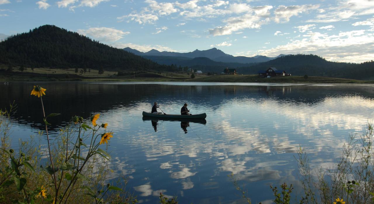 在科罗拉多州西南部的山间湖泊上泛舟