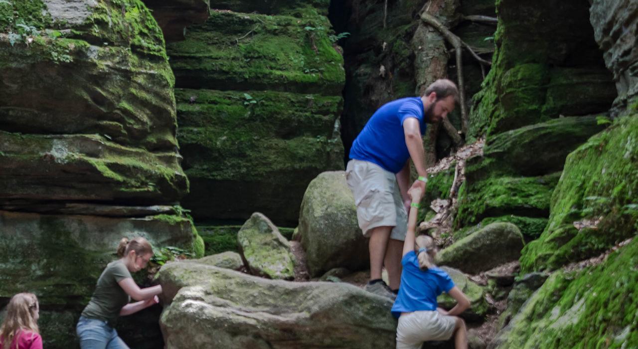 徒步穿越 Panama Rocks Scenic Park 公园内令人震撼的地貌