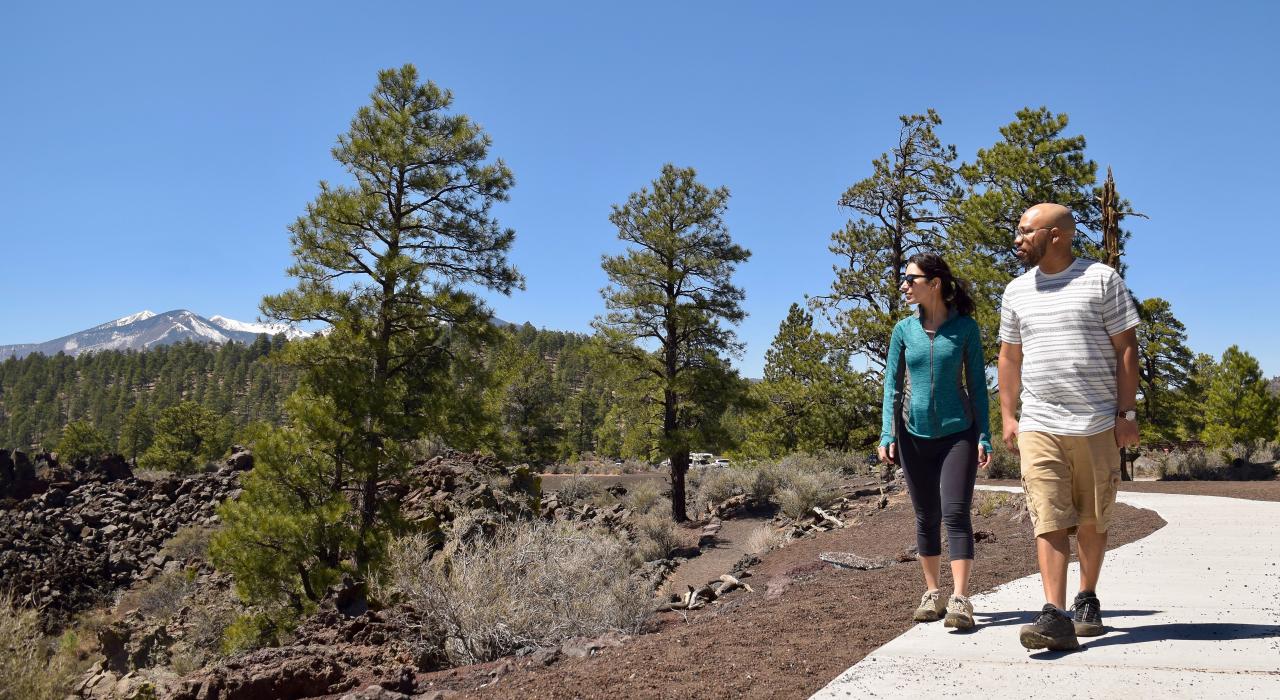 踏上亚利桑那州弗拉格斯塔夫通往日落火山口国家纪念碑的登山小路，欣赏沿途的美妙山景