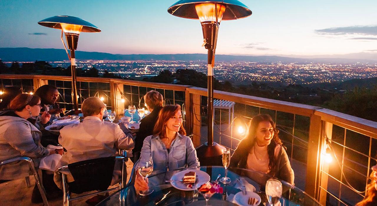 在汉密尔顿山上的 Grandview Restaurant 餐厅享用美食