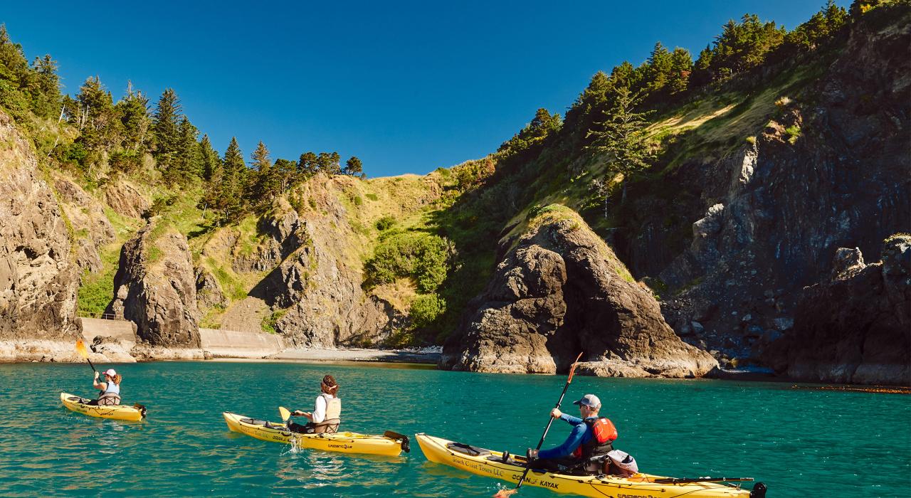 划着皮划艇从俄勒冈州奥福德港海岸启航