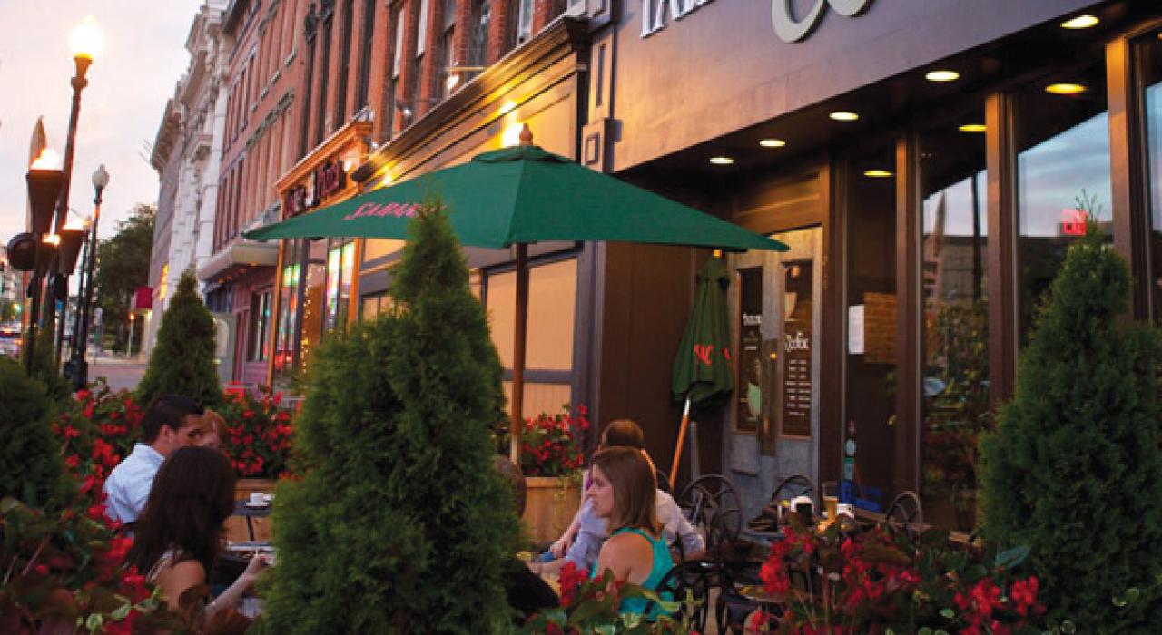 在尤蒂卡 The Tailor & the Cook 餐厅庭院尽享农场直运美食