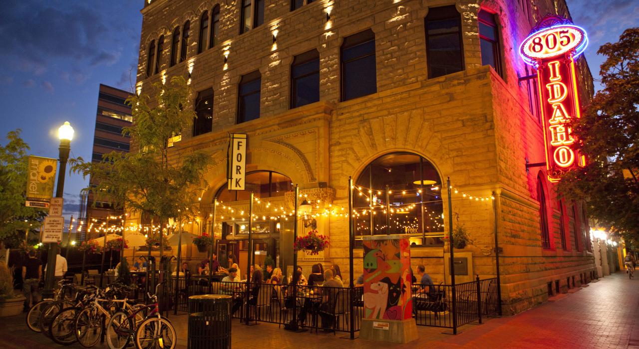 在爱达荷州博伊西市中心的 Fork Restaurant 餐厅体验户外用餐