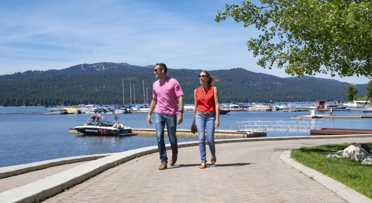 沿爱达荷州麦考尔帕耶特湖的湖畔漫步