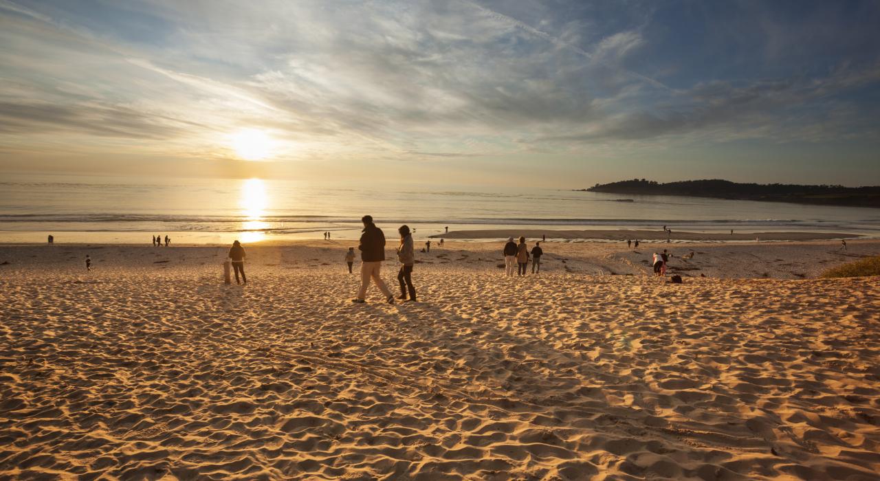 黄昏时分沿着卡梅尔海岸线漫步