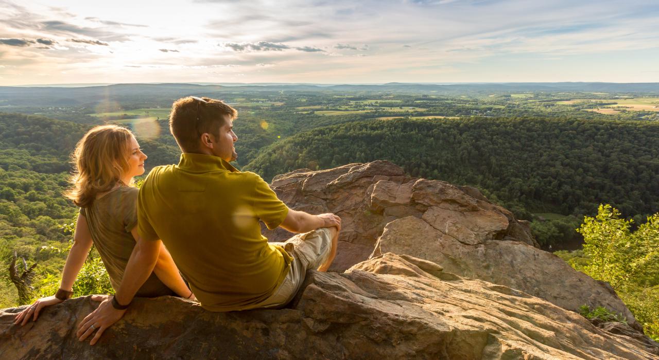 阿巴拉契亚小道一日徒步旅行之后，在 Hawk Rock Overlook 观景点放松一番