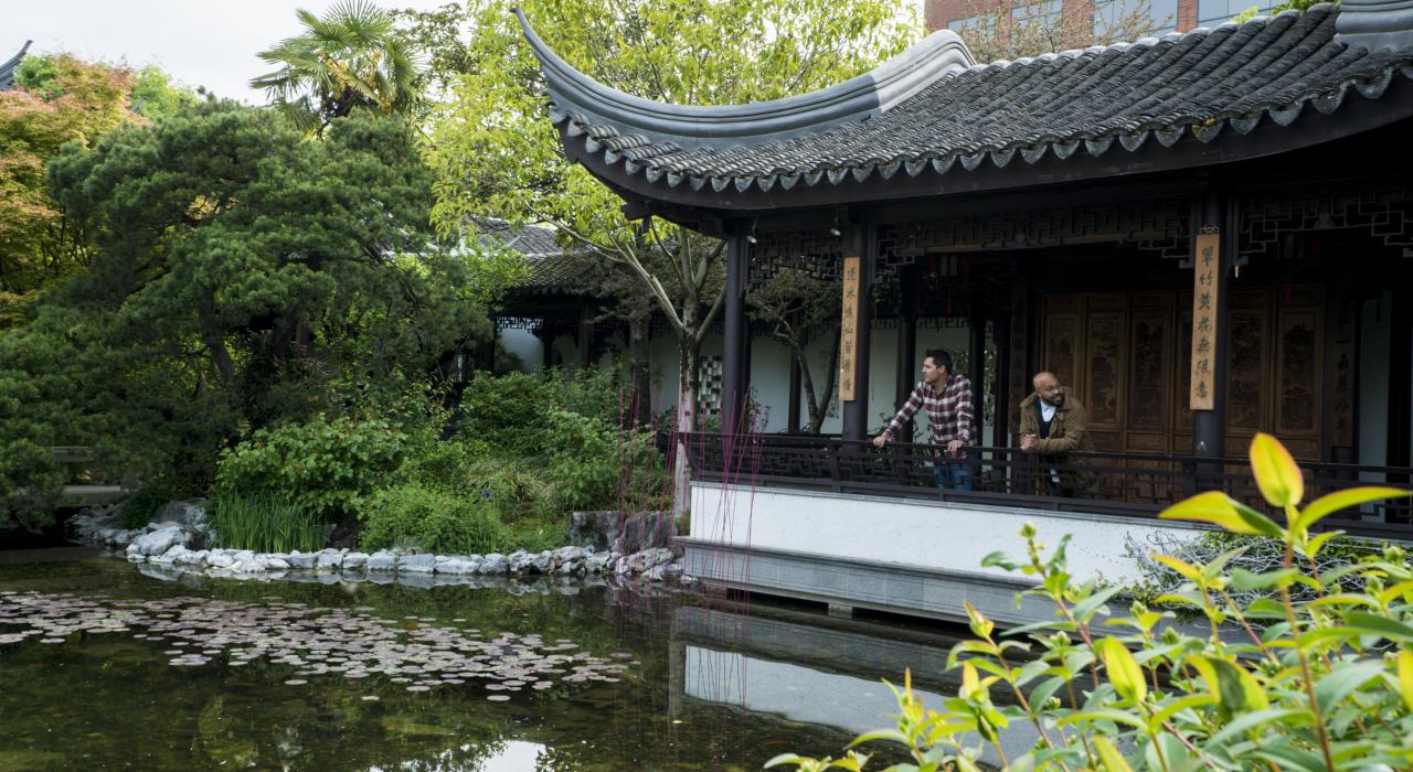 在俄勒冈州波特兰的的兰苏园享受宁静的时光