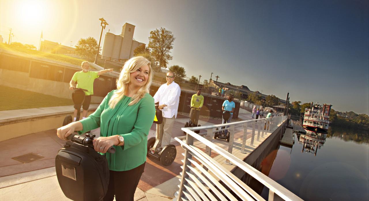 骑着赛格威平衡车沿蒙哥马利市中心的河滨游览