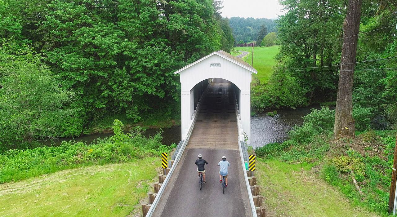 在俄勒冈州威拉米特河谷风光旖旎的廊桥观光骑行道骑行