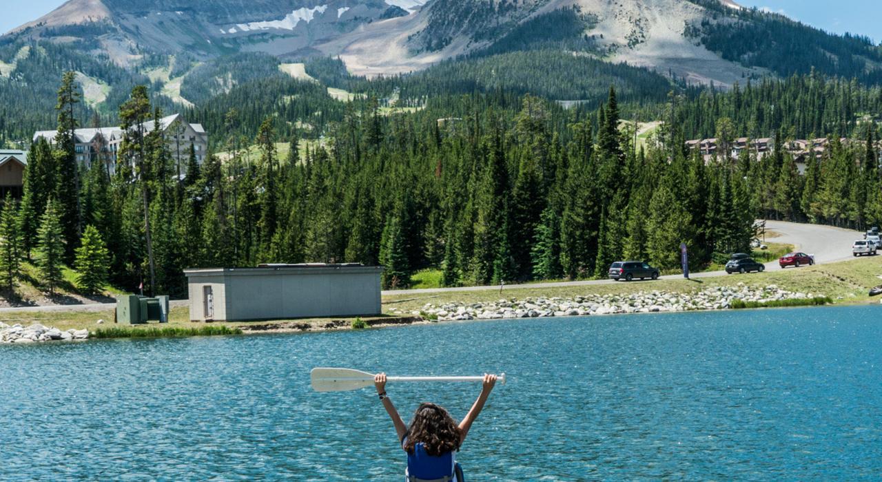 在 Lake Levinsky 湖上划独木舟
