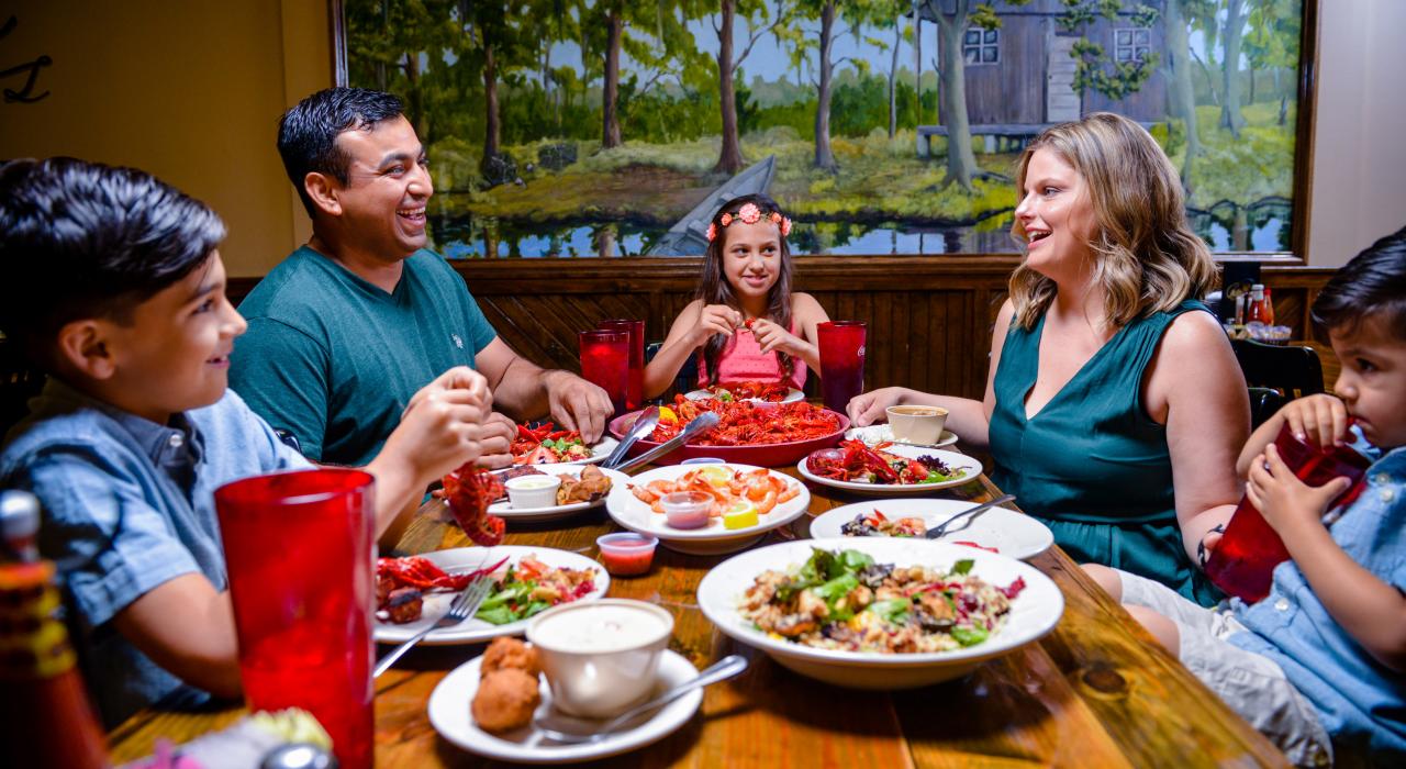 一家人共享路易斯安那州莱克查尔斯的本地鲜虾和小龙虾