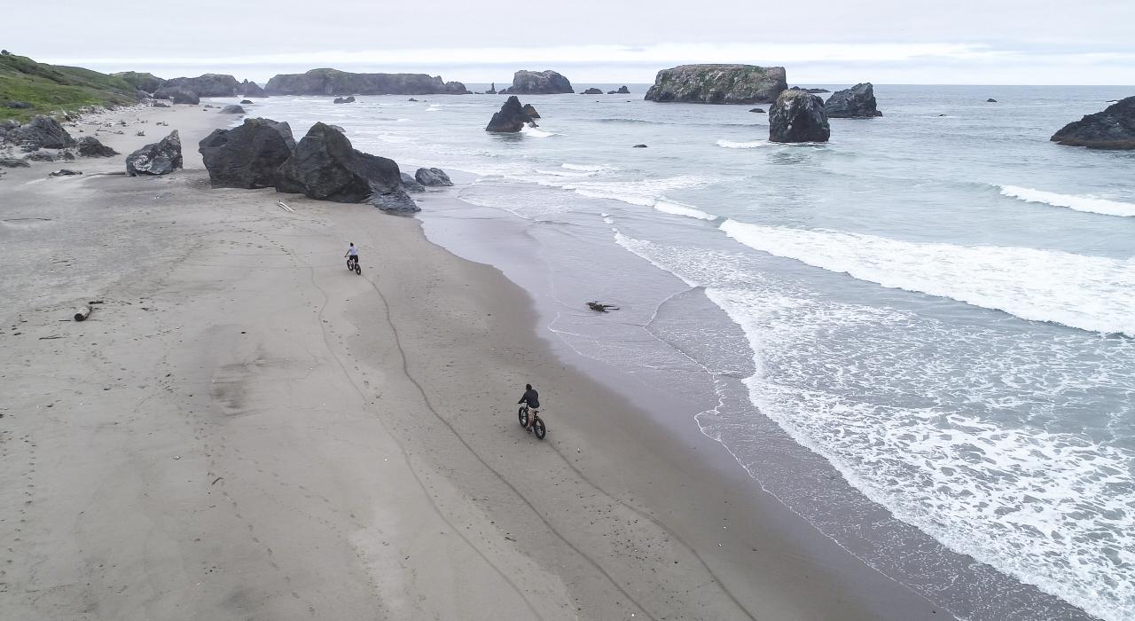 在面石国家观景台州立公园骑宽胎自行车沿俄勒冈海岸游览