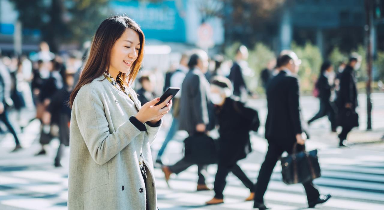 繁华都市里拿着手机的女孩 繁华都市里拿着手机的女孩