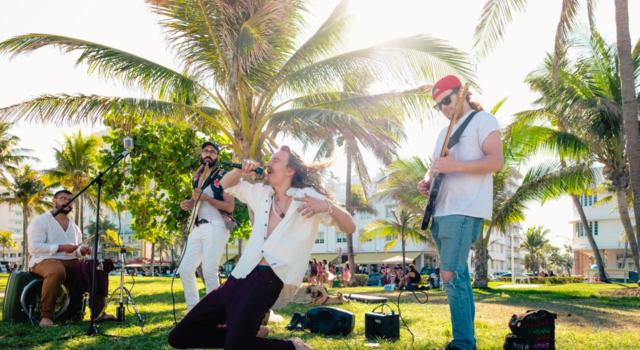 在佛罗里达州迈阿密表演的当地乐队