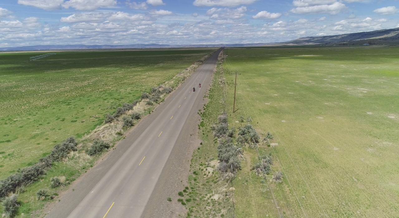 骑着摩托车在俄勒冈东部开阔的公路上飞驰