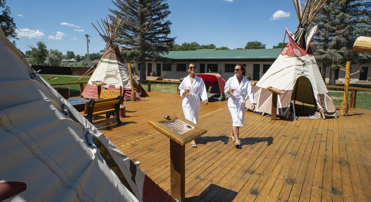 在怀俄明州萨拉托加温泉度假村浸泡温泉的间隙畅饮啤酒，放松身心