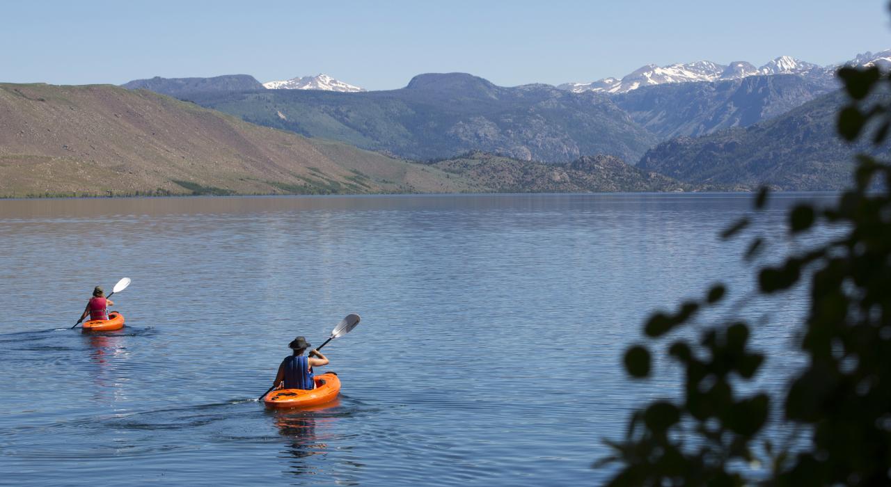 在怀俄明州派恩代尔的弗里蒙特湖上尽享皮划艇的乐趣