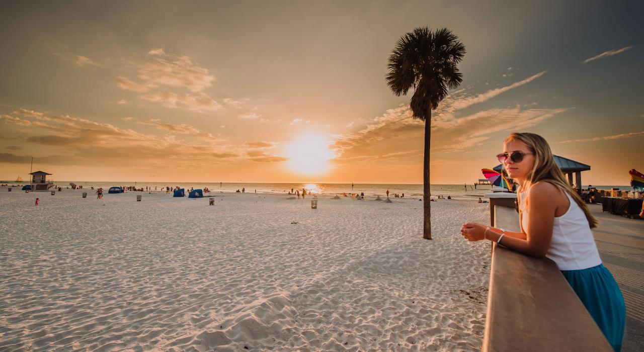 从佛罗里达州清水湾海滩的 60 号码头欣赏日落美景