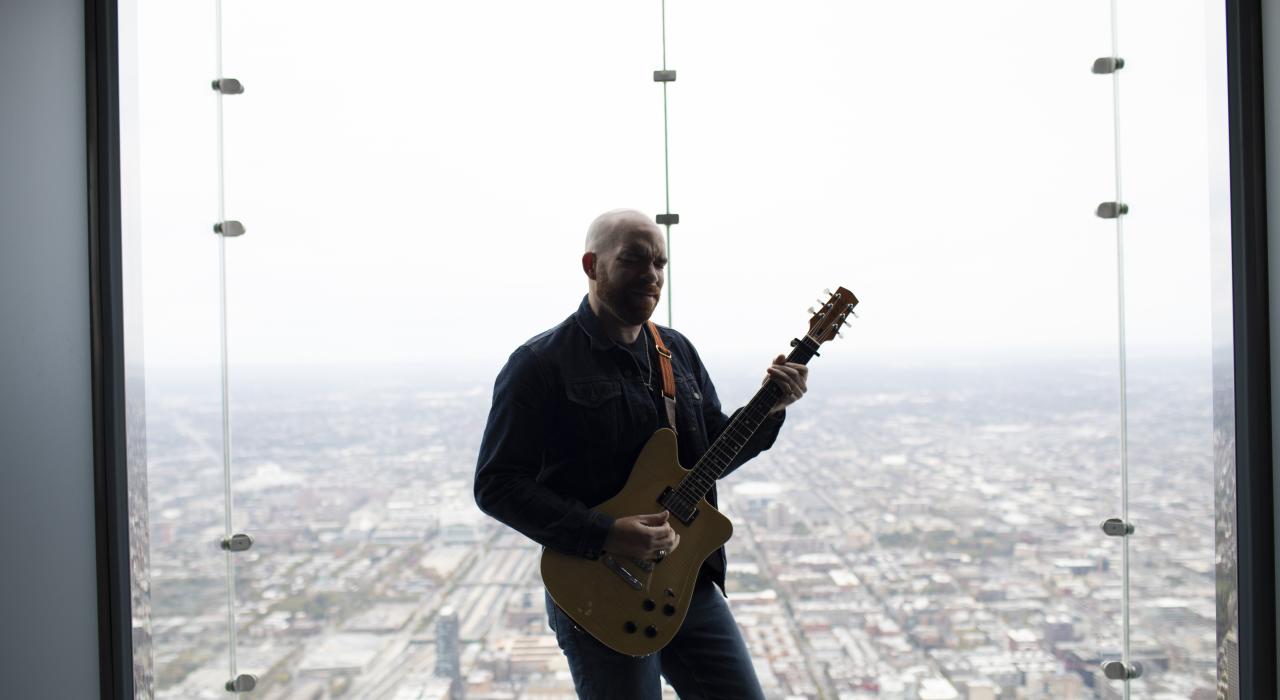 Mike Ledbetter 在伊利诺伊州芝加哥的摩天大楼内弹奏蓝调