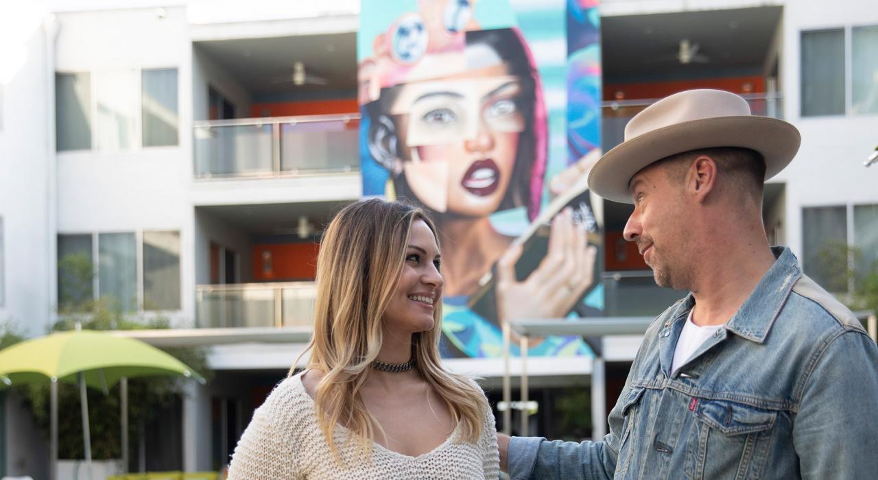 Kat Meoz 和朋友们在加利福尼亚州西好莱坞的一个泳池旁休闲放松