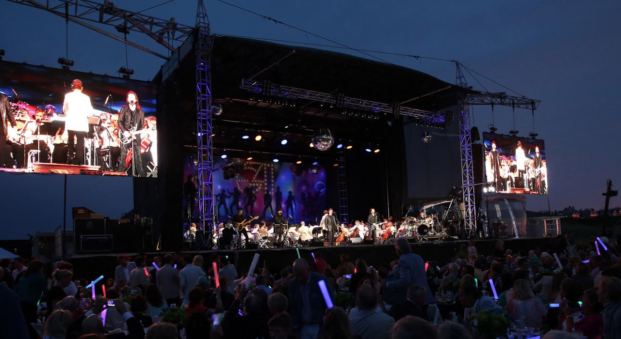 波士顿大众管弦乐团在马萨诸塞州楠塔基特的户外表演