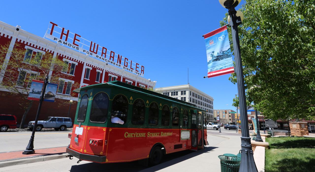 乘电车游览怀俄明州夏安市中心