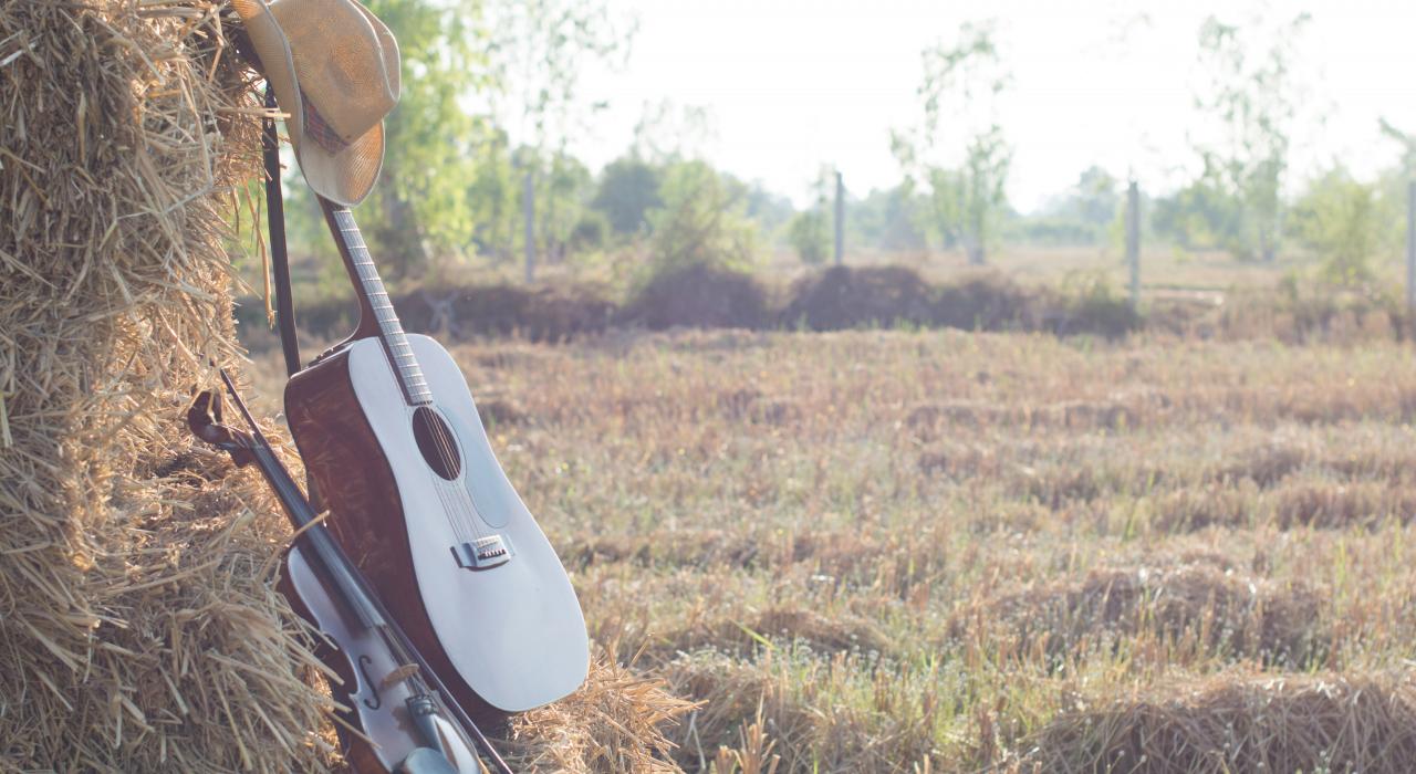 为蓝草乐即兴演奏准备的小提琴和吉他