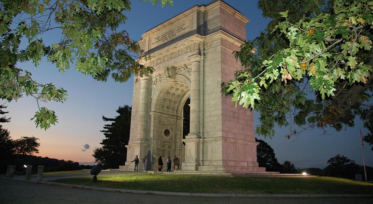 Der Valley Forge National Historical Park in Pennsylvania bei Nacht