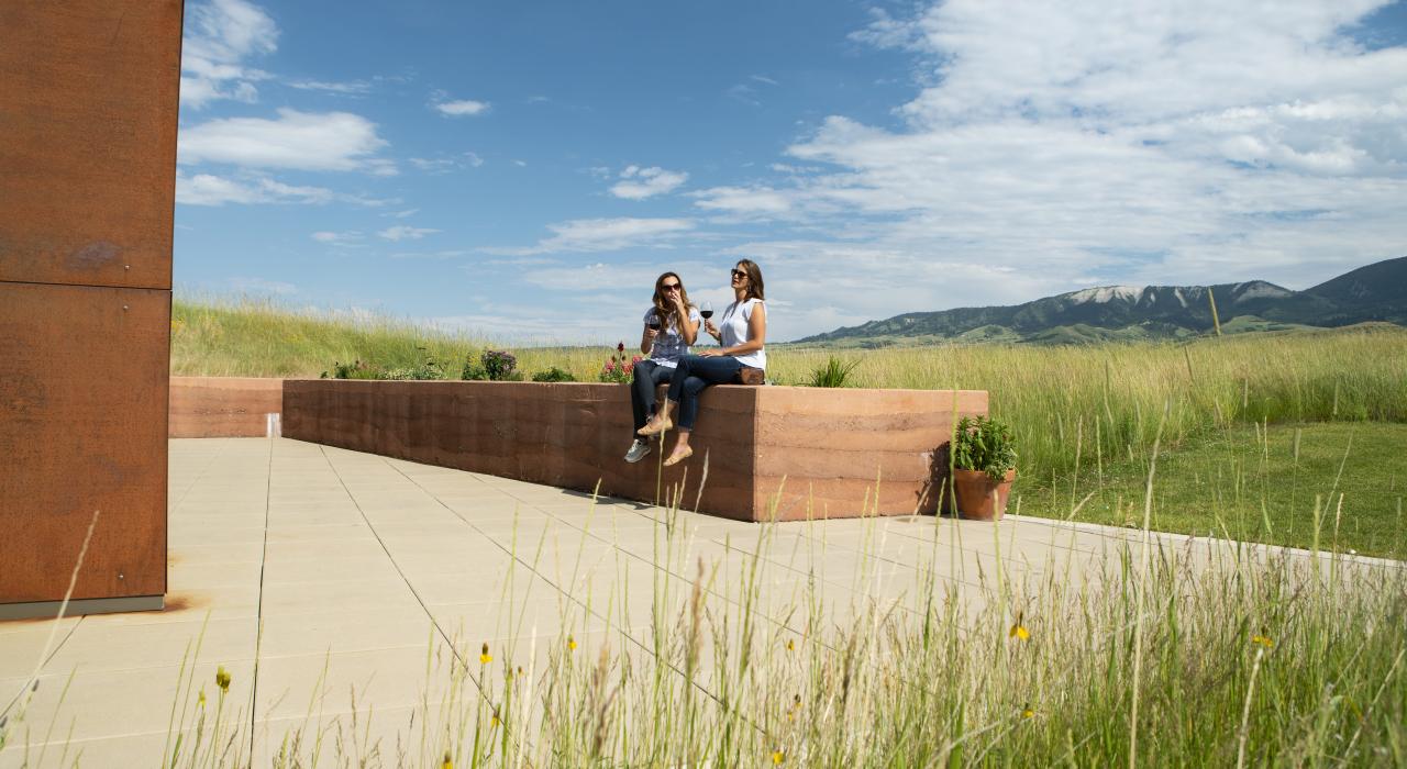 在怀俄明州谢里登的布莱顿博物馆外，品尝曼妙醇香的葡萄酒，欣赏如画般的美景