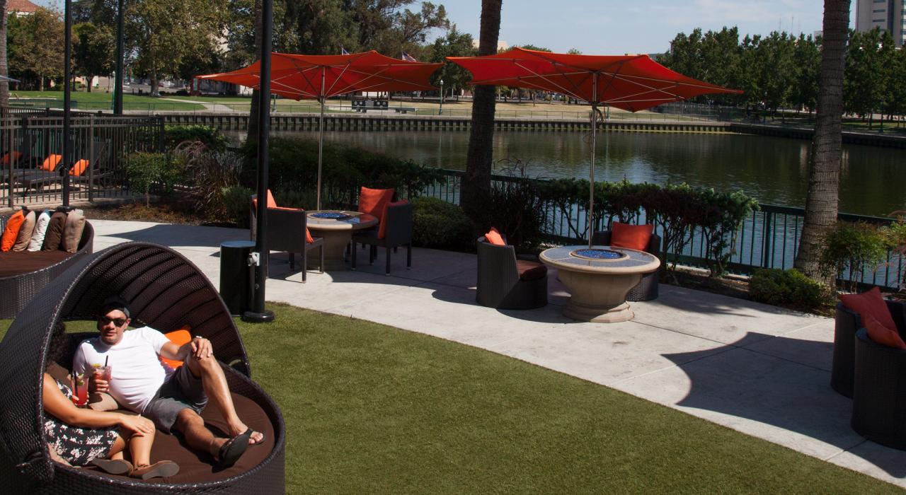 在城市水滨区放松休憩