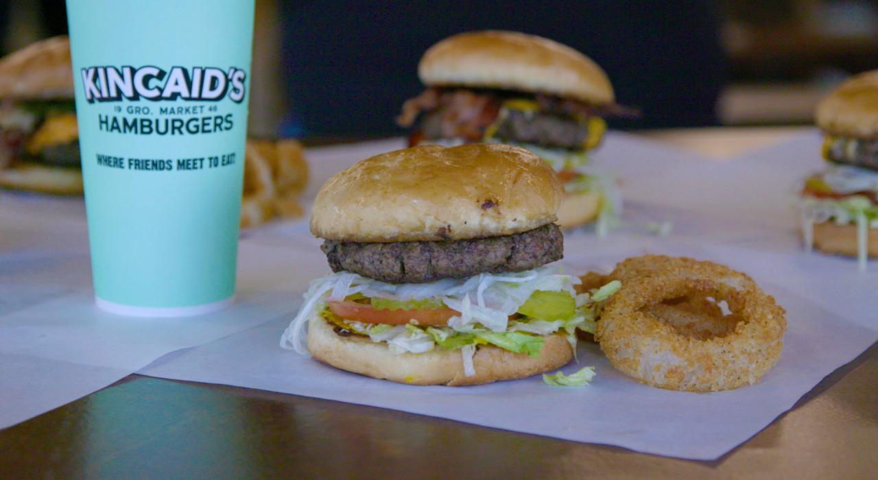 德克萨斯州沃思堡 Kincaid’s 餐厅个的汉堡和洋葱圈