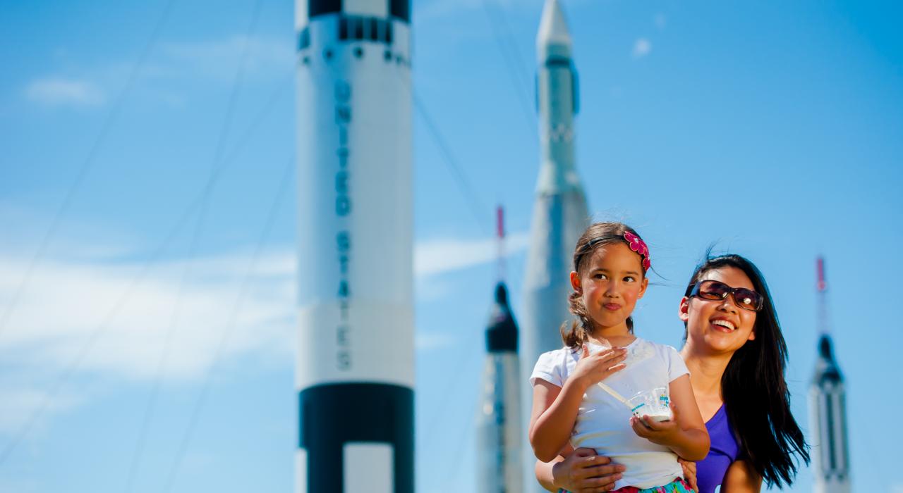 佛罗里达州卡纳维拉尔角肯尼迪太空中心的一对母女