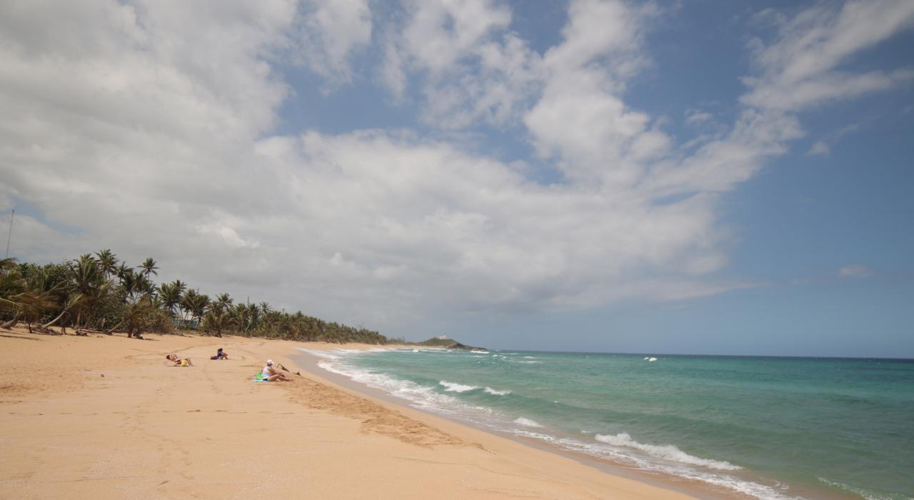 在阿雷西博的 Poza del Obispo 海滩放松身心
