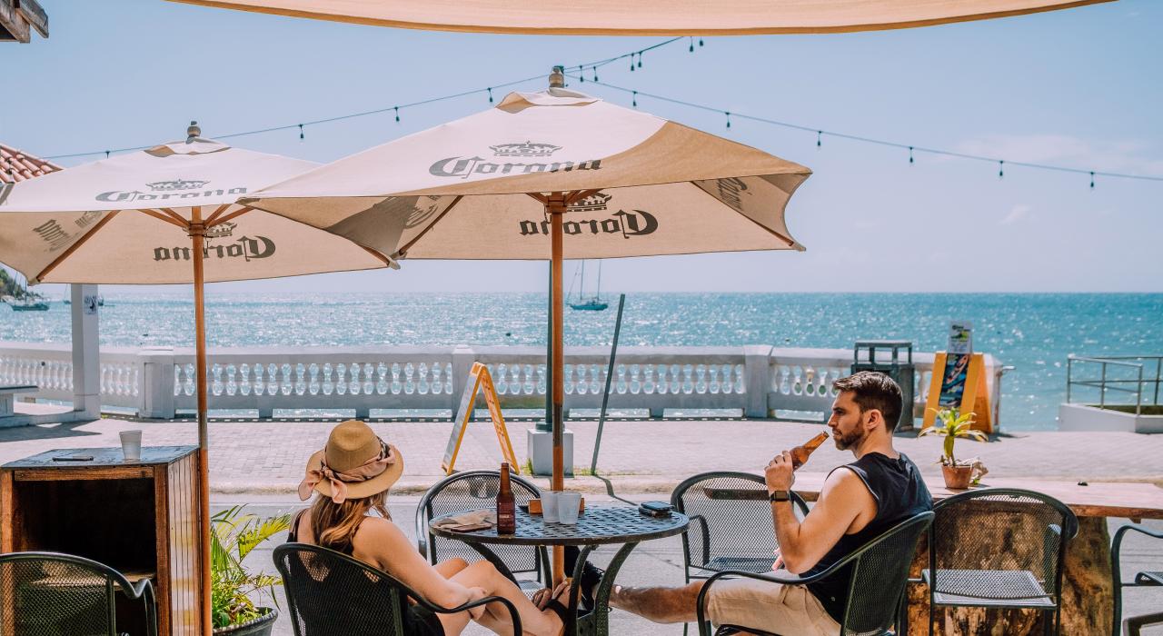 在别克斯岛的 Bananas Beach & Bar Grill 海滩烧烤店畅饮啤酒并纵享美景