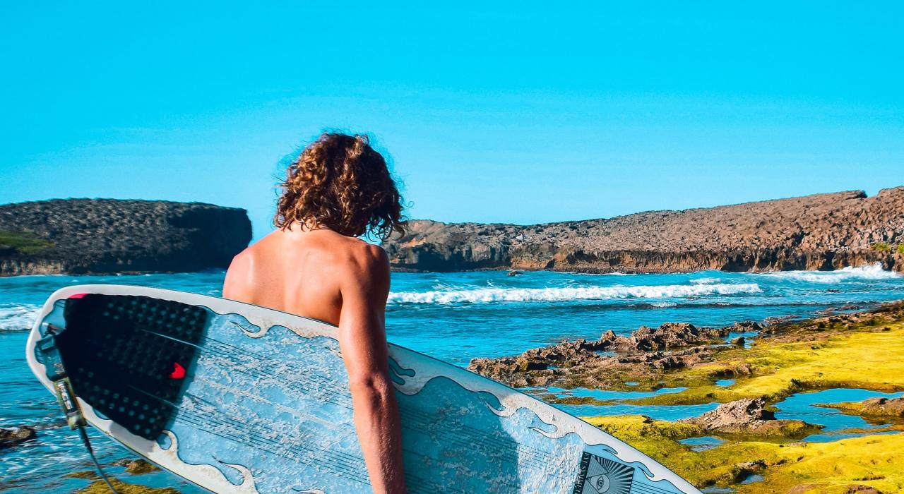 在拉斯彼德拉斯的印第安岩洞附近冲浪