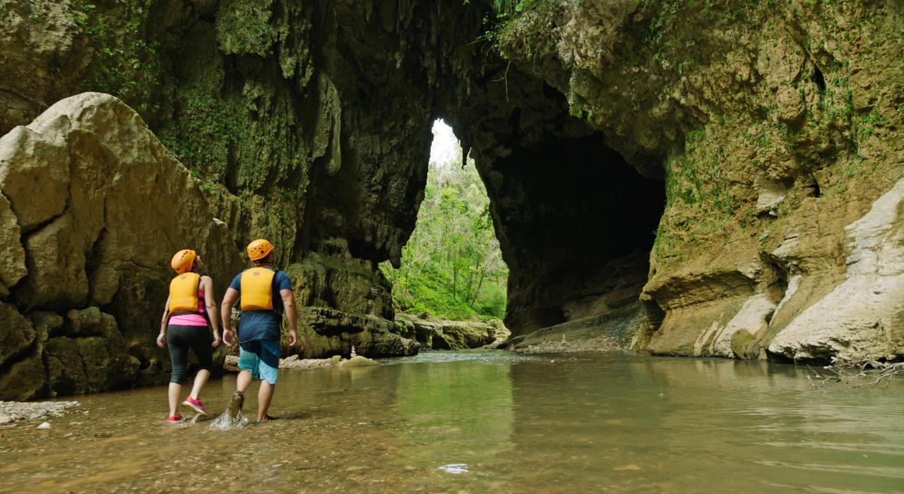 在乌图拉多的 Tanamá River Adventures 冒险乐园探索洞穴