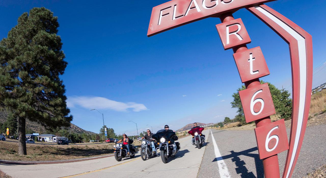 骑摩托车经 66 号公路穿越亚利桑那州弗拉格斯塔夫